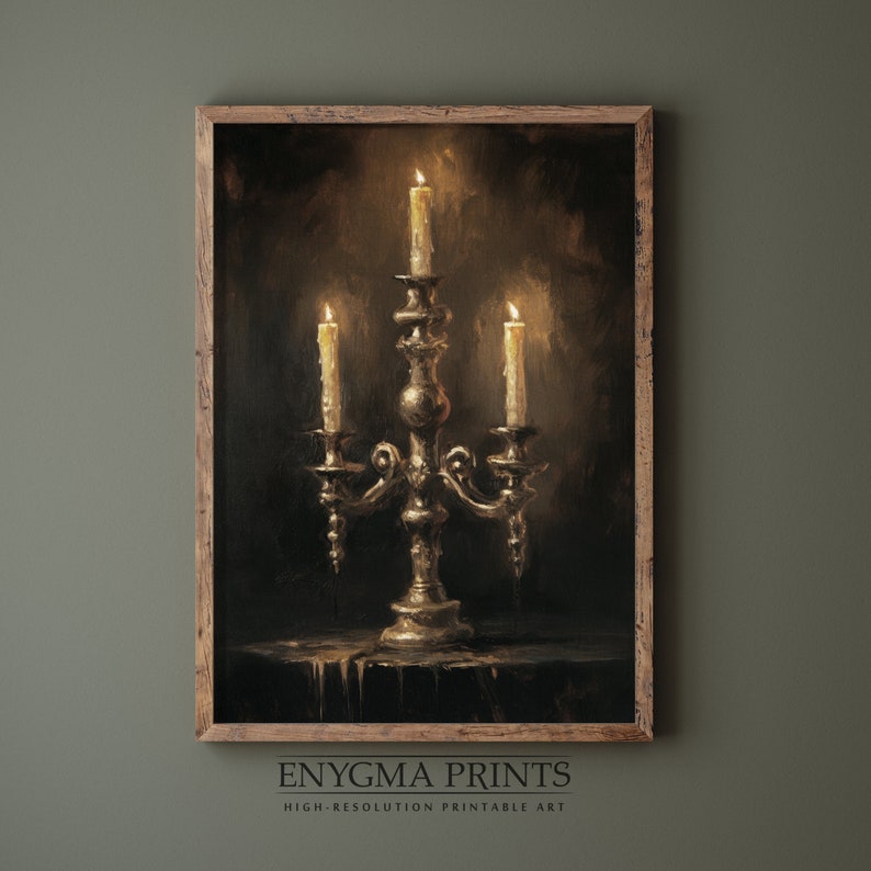 Puede incluir: Un candelabro de plata de estilo vintage con tres velas encendidas. Las velas proyectan un c&aacute;lido resplandor sobre el fondo oscuro. El candelabro est&aacute; sentado sobre una superficie oscura.
