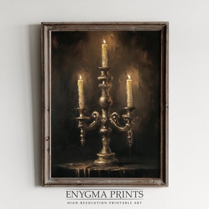 Puede incluir: Una pintura de un candelabro de plata con tres velas encendidas. Las velas gotean cera sobre la superficie de abajo. La pintura est&aacute; en un estilo oscuro y melanc&oacute;lico.