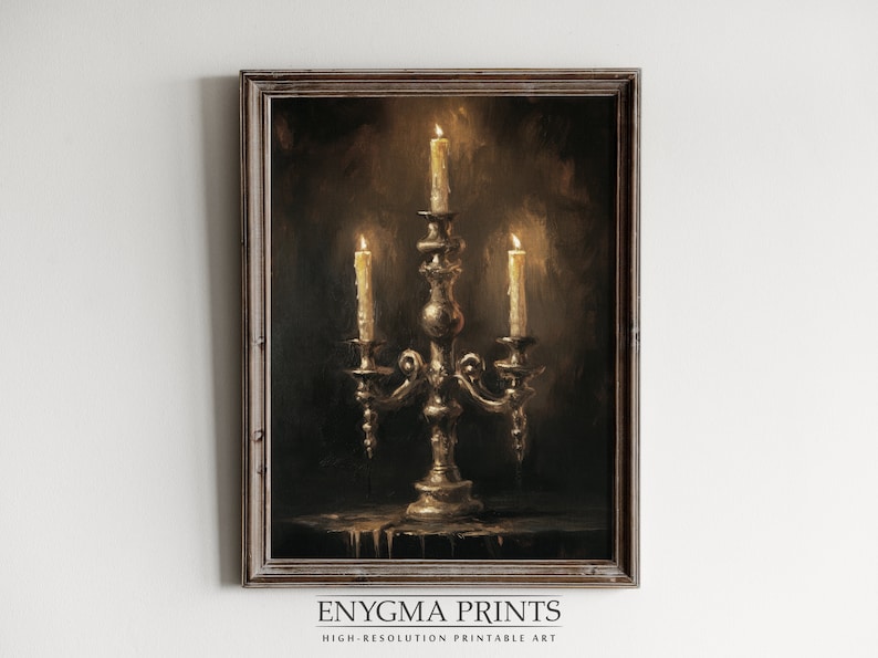 Puede incluir: Una pintura de un candelabro de plata con tres velas encendidas. Las velas gotean cera sobre la superficie de abajo. La pintura est&aacute; en un estilo oscuro y melanc&oacute;lico.
