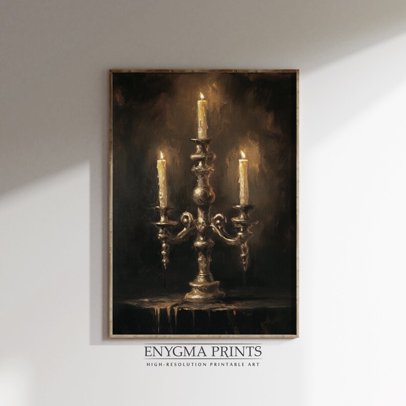 Puede incluir: Una pintura de un candelabro de plata con tres velas encendidas sobre un fondo oscuro. Las velas proyectan un c&aacute;lido resplandor sobre el candelabro.