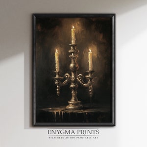 Puede incluir: Una pintura de un candelabro de plata con tres velas encendidas sobre un fondo oscuro. Las velas son altas y delgadas, y el candelabro es ornamentado con detalles intrincados.