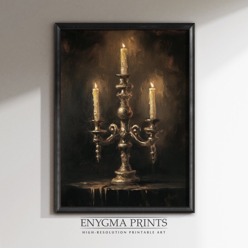 Puede incluir: Una pintura de un candelabro de plata con tres velas encendidas sobre un fondo oscuro. Las velas son altas y delgadas, y el candelabro es ornamentado con detalles intrincados.