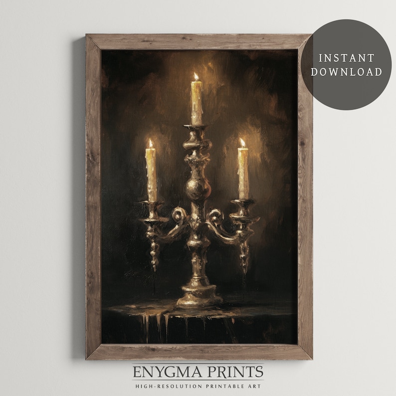 Puede incluir: Una pintura de un candelabro de plata con tres velas encendidas. Las velas gotean cera sobre la superficie oscura de abajo. La pintura tiene una atm&oacute;sfera oscura y melanc&oacute;lica.