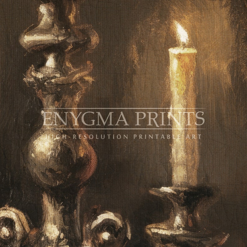 Puede incluir: Una pintura de un bodeg&oacute;n con dos candelabros. Un candelabro es de plata y tiene una base redonda. El otro candelabro es de plata y tiene una base redonda. La vela del candelabro de la derecha est&aacute; encendida y proyecta un c&aacute;lido resplandor en el &aacute;rea circundante. La pintura est&aacute; realizada en un estilo realista y tiene una sensaci&oacute;n c&aacute;lida y acogedora.