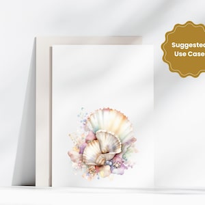 Op de afbeelding: Een aquarel schilderij van schelpen in een zacht, pastelkleurig kleurenschema. De schelpen zijn in een cluster gerangschikt, met de grootste schelp bovenaan en de kleinere schelpen eronder. Het schilderij is tegen een witte achtergrond geplaatst.