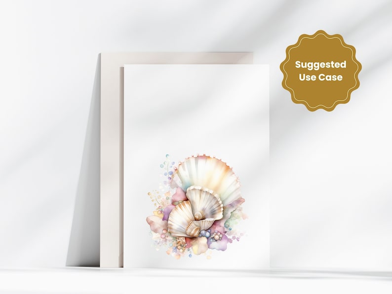 Op de afbeelding: Een aquarel schilderij van schelpen in een zacht, pastelkleurig kleurenschema. De schelpen zijn in een cluster gerangschikt, met de grootste schelp bovenaan en de kleinere schelpen eronder. Het schilderij is tegen een witte achtergrond geplaatst.