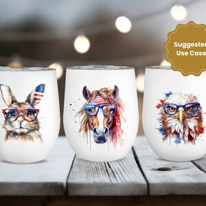 K&ouml;nnte beinhalten: Drei wei&szlig;e Edelstahlbecher mit verschiedenen Tiermotiven. Die Becher zeigen ein Kaninchen, ein Pferd und einen Adler, die jeweils eine rot-wei&szlig;-blaue Brille und ein patriotisches Stirnband tragen.