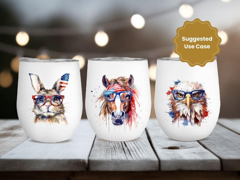 K&ouml;nnte beinhalten: Drei wei&szlig;e Edelstahlbecher mit verschiedenen Tiermotiven. Die Becher zeigen ein Kaninchen, ein Pferd und einen Adler, die jeweils eine rot-wei&szlig;-blaue Brille und ein patriotisches Stirnband tragen.