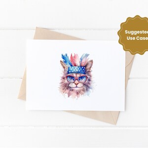 K&ouml;nnte beinhalten: Eine Aquarell-Illustration einer Katze, die eine rote Brille und ein blaues und wei&szlig;es Bandana mit Sternen tr&auml;gt. Die Katze hat rote, wei&szlig;e und blaue Federn auf dem Kopf.