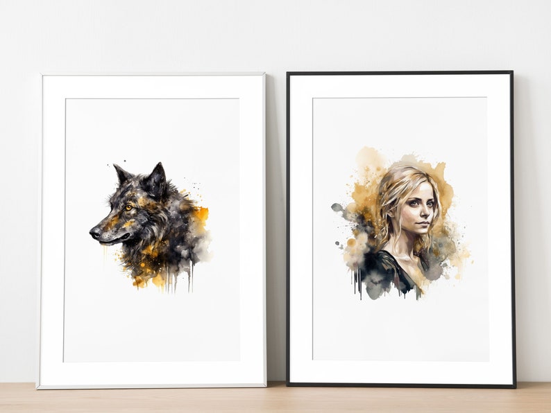 Pode incluir: Duas pinturas de aquarela emolduradas. A pintura da esquerda apresenta um lobo preto e marrom com respingos de aquarela amarela. A pintura da direita apresenta uma mulher com cabelo loiro e uma camisa preta com respingos de aquarela amarela.
