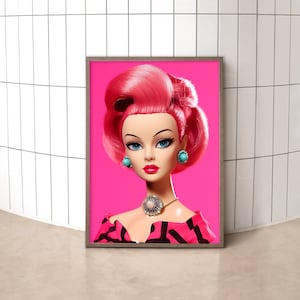 Pode incluir: Uma impressão emoldurada de uma boneca com cabelo rosa, olhos azuis e um vestido estampado em rosa e preto. A boneca está usando brincos turquesa e um colar de prata com um pingente de flor. O fundo é de cor rosa sólida.