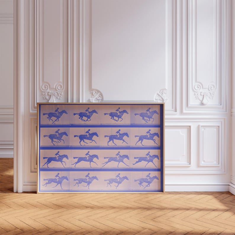 K&ouml;nnte beinhalten: Ein gerahmter Druck einer blauen Silhouette eines Pferdes und Reiters in einer Reihe von Posen, die einen Animationseffekt erzeugen. Der Druck ist auf einem hellrosa Hintergrund.