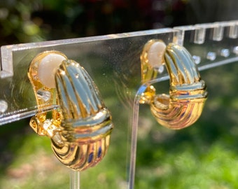 Vintage goudkleurige Huggie Hoop getextureerde oorbellen met clip in klassieke, elegante stijl