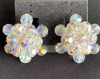 Pendientes vintage de mediados de siglo con clip y diseño de racimo de cristales aurora boreal.