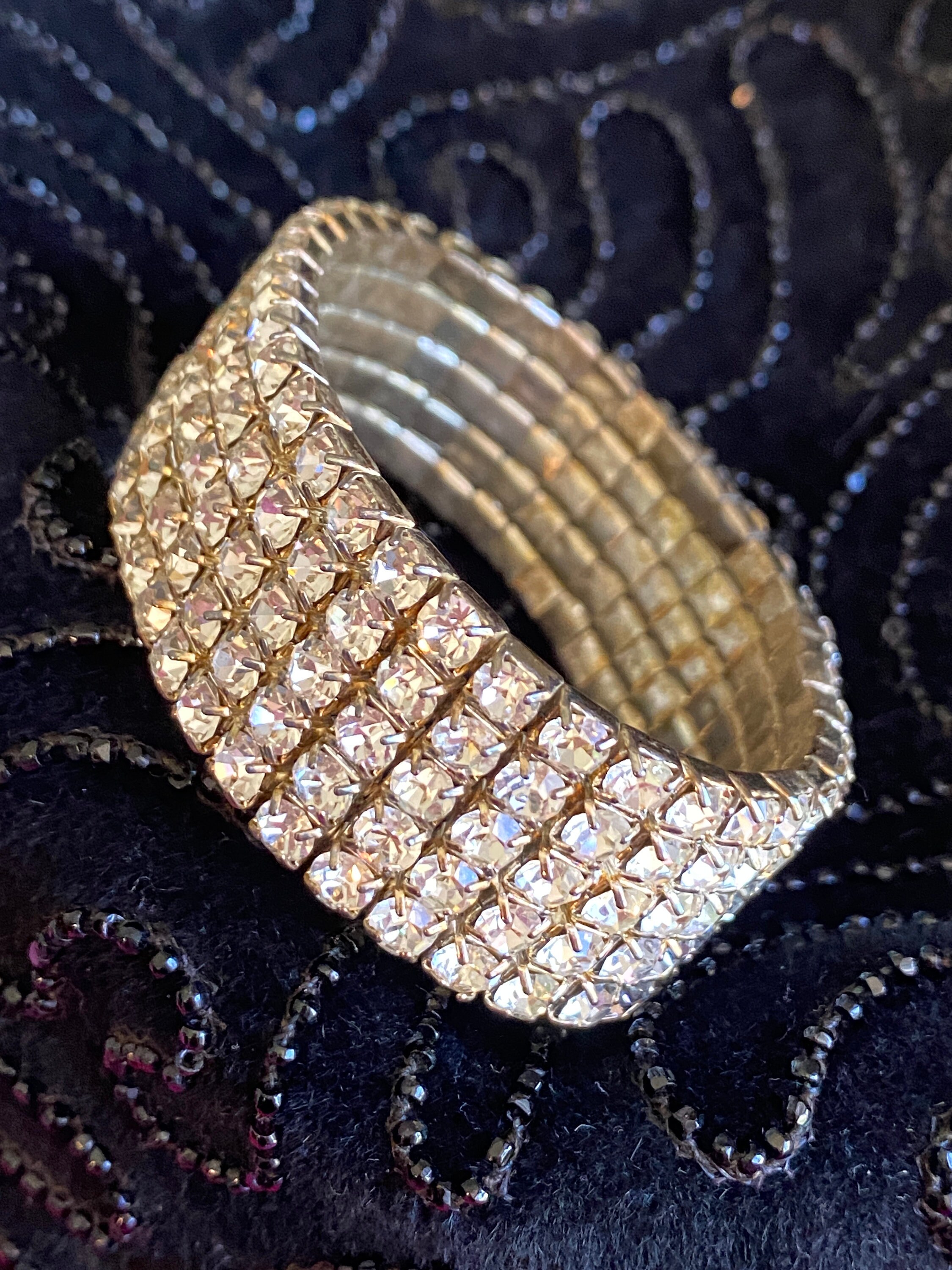 Bracelet with pending rhinestones
