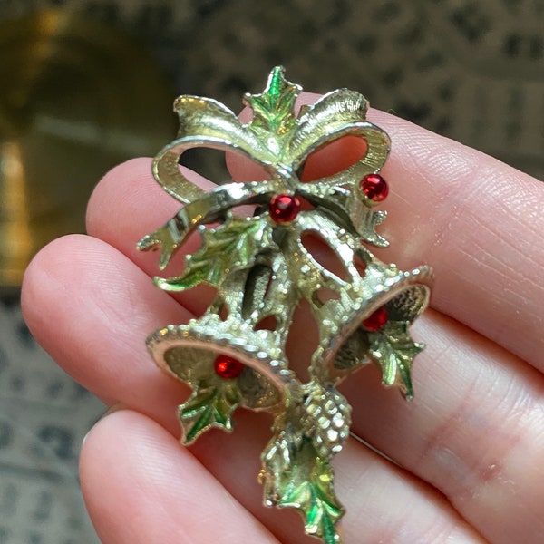 Lovely GERRY’S holly berry leaves and bow brooch pin