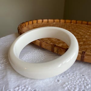 Vintage acrylic plastic resin bangle bracelet white stacking bangle boho elegant chic polished style 7 3/4 inch interior circumference