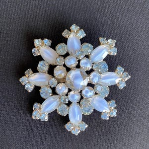Vintage blauwe givre glazen broche speld mat strassteentjes elegante chique verfijnde stijl uit het midden van de eeuw 2 1/2 inch statement broche