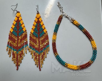 Conjunto de aretes y pulsera de cuentas hechos a mano: joyería bohemia en tonos verde azulado, naranja y marrón.