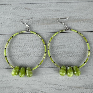 Einzigartige Lime Green Perlen Hoop Ohrringe mit Baumelnden Akzenten - Handgemachter Schmuck