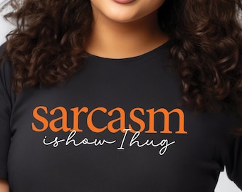 Camiseta "El sarcasmo es mi forma de abrazar". No es fácil ser un bombón, acertar con ello. Camiseta divertida para hombre con opciones de esposa, camiseta humorística para hombre, camiseta para marido.