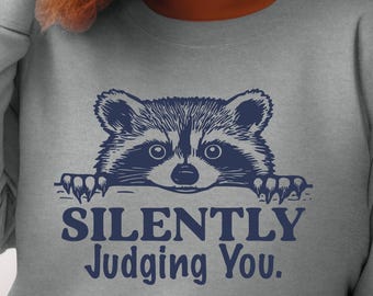 Camiseta de mapache gracioso, camiseta de ganso divertida, camiseta que te observa, camiseta de regalo natural, regalo para ella, camiseta de ganso, mapache que juzga en silencio