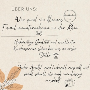 Op de afbeelding: Een beige informatieve afbeelding met zwarte tekst: &Uuml;BER UNS: Wir sind ein kleines Familienunternehmen in der Rh&ouml;n, Hochwertige Qualit&auml;t und exzellenter Kundenservice stehen bei uns an erster Stelle, Jeder Artikel wird liebevoll verpackt und sowohl schnell als auch zuverl&auml;ssig verschickt. Bevat een HomeDecoLove-logo, iconen van een familie, een persoon met sterren, een cadeau en een bladillustratie.