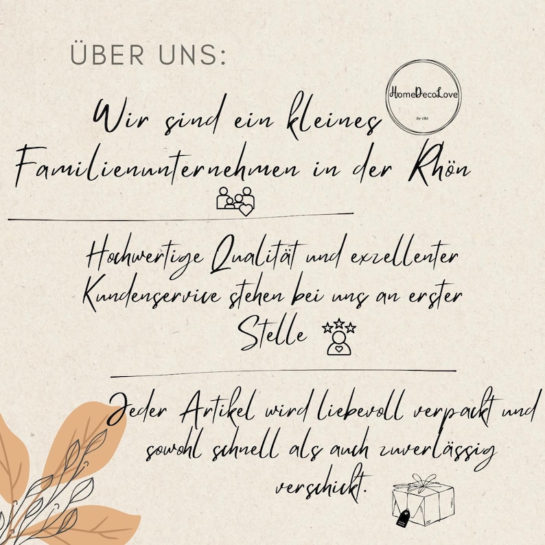 Op de afbeelding: Een beige informatieve afbeelding met zwarte tekst: &Uuml;BER UNS: Wir sind ein kleines Familienunternehmen in der Rh&ouml;n, Hochwertige Qualit&auml;t und exzellenter Kundenservice stehen bei uns an erster Stelle, Jeder Artikel wird liebevoll verpackt und sowohl schnell als auch zuverl&auml;ssig verschickt. Bevat een HomeDecoLove-logo, iconen van een familie, een persoon met sterren, een cadeau en een bladillustratie.