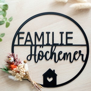 Personalisiertes 3D gedrucktes Türschild mit Familienname, schwarzer moderner Schriftzug im Kreis, dekoriert mit Trockenblumen, minimalistische Haustür Deko