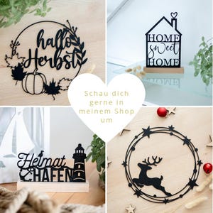 K&ouml;nnte beinhalten: Eine Zusammenstellung von vier schwarzen, lasergeschnittenen Dekoschildern. Eines zeigt einen K&uuml;rbis und Bl&auml;tter mit dem Text "hallo Herbst", eines eine Hausform mit "HOME sweet HOME", eines einen Leuchtturm mit "Heimat HAFEN" und eines ein Rentier mit Sternen.