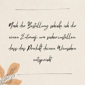 K&ouml;nnte beinhalten: Eine cremefarbene Karte mit schwarzem, kursivem Text: Nach der Bestellung schicke ich dir einen Entwurf, um sicherzustellen, dass das Produkt deinen W&uuml;nschen entspricht. In der Ecke befindet sich eine kleine Illustration pfirsichfarbener Bl&auml;tter.
