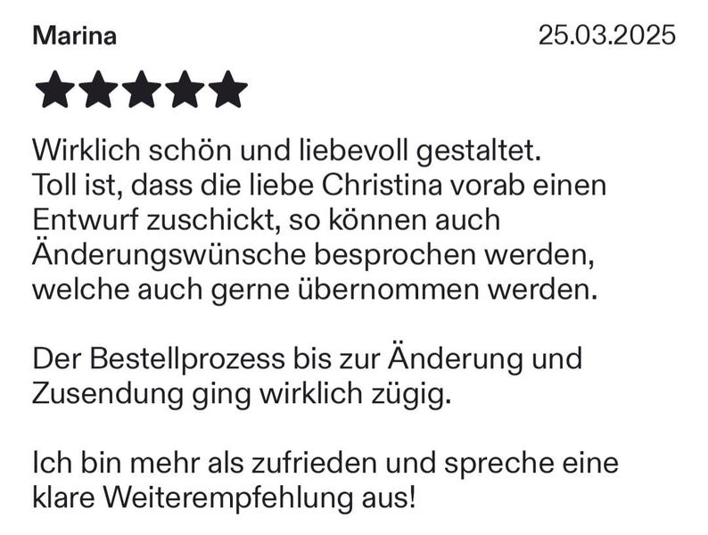 K&ouml;nnte beinhalten: Eine Kundenbewertung von Marina vom 25.03.2025 mit f&uuml;nf schwarzen Sternen. Der Text ist auf Deutsch verfasst und dr&uuml;ckt Zufriedenheit mit dem Gestaltungsprozess, dem Entwurf, der Kommunikation bei &Auml;nderungsw&uuml;nschen und der schnellen Lieferung aus.