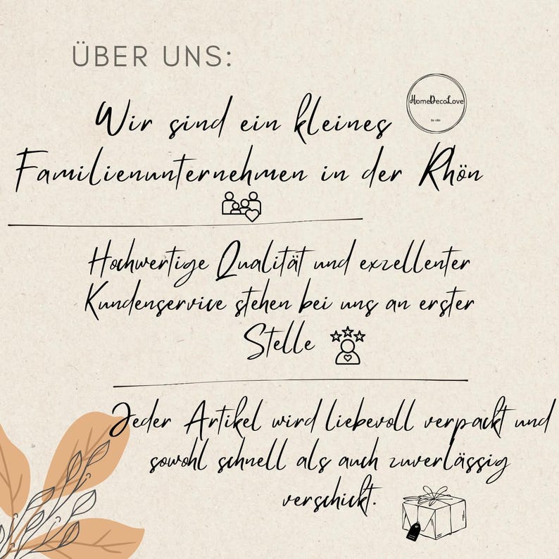 K&ouml;nnte beinhalten: Eine beige Informationstafel mit schwarzem Schreibschrifttext: &Uuml;BER UNS: Wir sind ein kleines Familienunternehmen in der Rh&ouml;n. Hochwertige Qualit&auml;t und exzellenter Kundenservice stehen bei uns an erster Stelle. Jeder Artikel wird liebevoll verpackt und sowohl schnell als auch zuverl&auml;ssig verschickt. Enth&auml;lt ein HomeDecoLove-Logo, Symbole f&uuml;r Familie, eine Person mit Sternen, ein Geschenkpaket und orangefarbene Blattillustrationen.