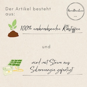 Op de afbeelding: Een informatieve afbeelding met het HomeDecoLove-logo, een groen plantpictogram met de tekst 100% nachwachsenden Rohstoffen en een zonnepaneel- en batterijpictogram met de tekst wird mit Strom aus Solarenergie gefertigt.