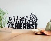 Herbstdeko Deko zum Hinstellen Hallo Herbst Tischdeko Mitbringsel Flur Deko Holz schwarz Geschenkideen Geburtstagsgeschenk Herbstdekoration