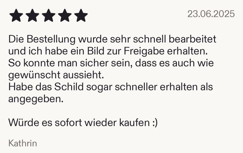 K&ouml;nnte beinhalten: Eine F&uuml;nf-Sterne-Kundenbewertung vom 23.06.2025, die den schnellen Bearbeitungsprozess, die Bildfreigabe f&uuml;r ein Schild und die fr&uuml;hzeitige Lieferung lobt. Der Text endet mit einer positiven Empfehlung und dem Namen Kathrin.