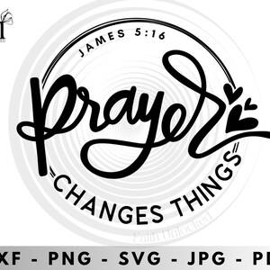 Peut inclure: Conception graphique en noir et blanc avec un fond tourbillonnant. Le texte "La prière change les choses" est écrit en gras, en cursive. Le verset biblique "Jacques 5 : 16" est également inclus dans la conception.