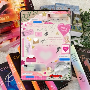 K&ouml;nnte beinhalten: Ein Tablet mit einer rosa-wei&szlig;en &Auml;sthetik, das Text und Grafiken aufweist. Um das Tablet herum befinden sich mehrere B&uuml;cher mit Titeln wie "Binding 13" und "Keeping 13" von Chloe Walsh. Das Bild hat ein weiches, romantisches Thema.