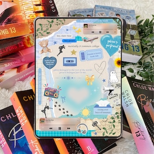 K&ouml;nnte beinhalten: Eine transparente Tablet-H&uuml;lle mit einem Collage-Design mit Buchcovern, Aufklebern und Text. Das Design umfasst einen Teddyb&auml;ren, eine Kassette, eine Katze und den Text "Binding 13" und "Chloe Walsh".