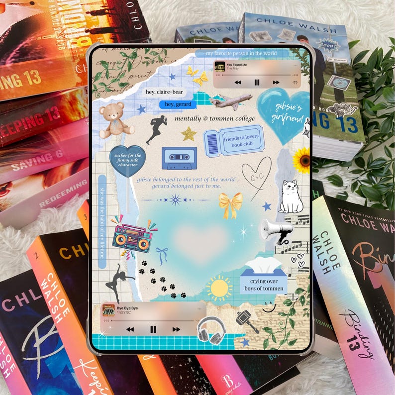 K&ouml;nnte beinhalten: Eine transparente Tablet-H&uuml;lle mit einem Collage-Design mit Buchcovern, Aufklebern und Text. Das Design umfasst einen Teddyb&auml;ren, eine Kassette, eine Katze und den Text "Binding 13" und "Chloe Walsh".