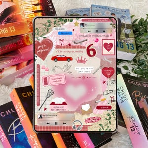 K&ouml;nnte beinhalten: Ein Tablet mit einem rosa-wei&szlig;en Collage-Design mit Herzen, einem roten Auto und Text. Das Tablet ist umgeben von B&uuml;chern mit Titeln wie "Binding 13" und "Keeping 13" von Chloe Walsh.