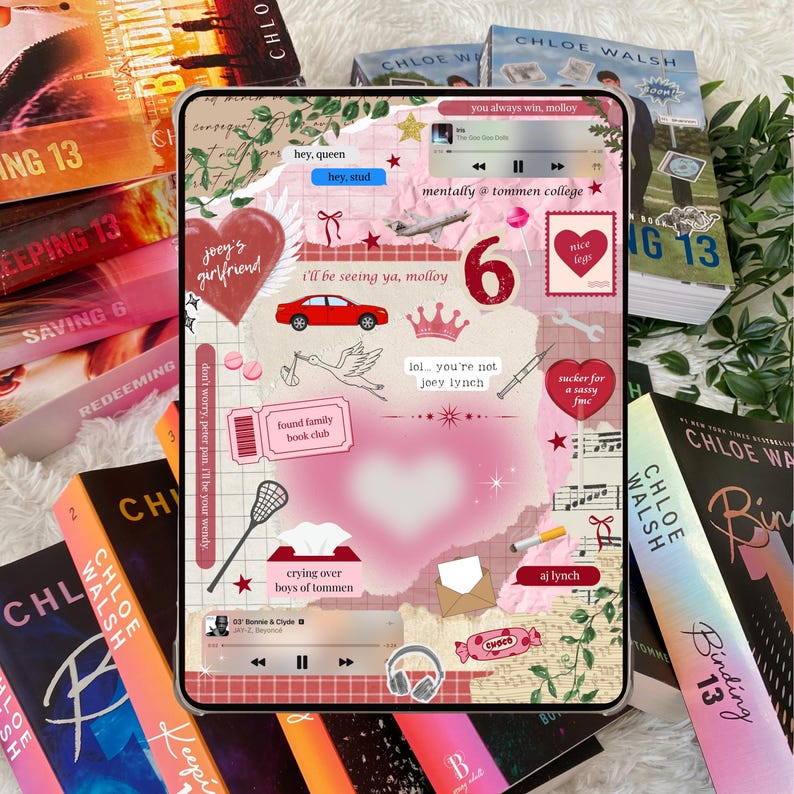 K&ouml;nnte beinhalten: Ein Tablet mit einem rosa-wei&szlig;en Collage-Design mit Herzen, einem roten Auto und Text. Das Tablet ist umgeben von B&uuml;chern mit Titeln wie "Binding 13" und "Keeping 13" von Chloe Walsh.