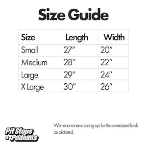 Op de afbeelding: Een maattabel met de tekst "Size Guide" bovenaan. De tabel geeft de maten Small (68.6cm lengte, 50.8cm breedte), Medium (71.1cm lengte, 55.9cm breedte), Large (73.7cm lengte, 61cm breedte) en X Large (76.2cm lengte, 66cm breedte) weer.