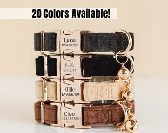 Peut inclure: Quatre colliers de chat en velours de différentes couleurs avec des boucles dorées et des étiquettes de nom personnalisées. Les colliers sont empilés les uns sur les autres, le collier du haut étant noir, suivi de noir, beige et marron. Chaque collier est doté d'un petit charme de cloche dorée.