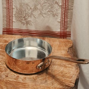 Frigideira de cobre francesa Crate and Barrel com revestimento interno de estanho fresco, 20 cm (8 polegadas) de diâmetro; Frigideira de cobre Mauviel, 1,8 mm de espessura na borda, 1,13 kg (2,5 lb).
