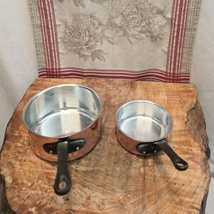 Set van twee Franse koperen steelpannen met nieuwe tinnen binnenkant: een steelpan met een diameter van 12 cm (4,75 inch) en een steelpan met een diameter van 16 cm (6,25 inch);