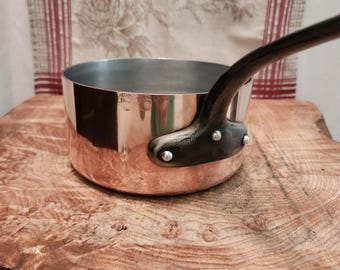 Cacerola de cobre estampada Cordon Bleu de 18 cm (7,125 pulgadas) de diámetro y 2,4 mm de grosor en el borde; cacerola de aluminio forrado estampada L. Lecellier de 1,4 kg (3 lb 1 oz).
