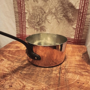 18 cm - 7,125 tum i diameter Antik fransk kopparkastrull med hamrad finish och fasade kanter Färskt tennfoder 1 kg 2 lb 3 oz 2,25 qt