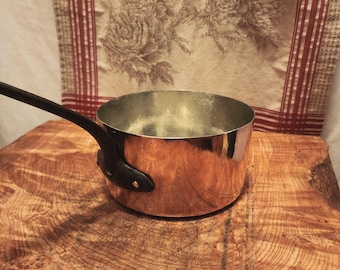 Cacerola antigua francesa de cobre de 18 cm (7,125 pulgadas) de diámetro con acabado martillado y bordes biselados. Revestimiento de estaño fresco. 1 kg (2 lb 3 oz, 2,25 cuartos de galón).