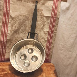 Bandeja vintage de cobre para escalfar huevos y caracoles con 4 hoyuelos; bandeja para escalfar huevos Aebleskiver y caracoles; 25 cm (9,875 pulgadas) de diámetro, 2,25 lb